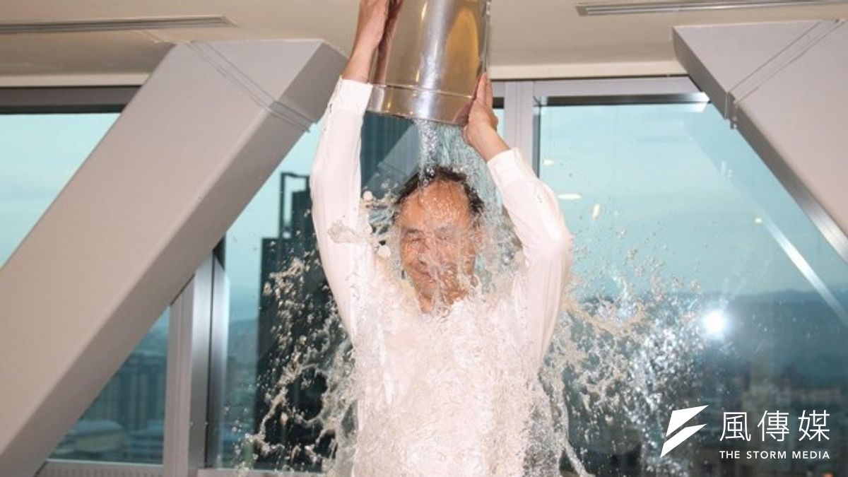 新北市長朱立倫也響應「冰桶潑水挑戰」公益活動,並於18日晚間完成任務。(取自朱立倫臉書) 新北市長朱立倫也響應「冰桶潑水挑戰」公益活動,並於18日晚間完成任務。(取自朱立倫臉書)