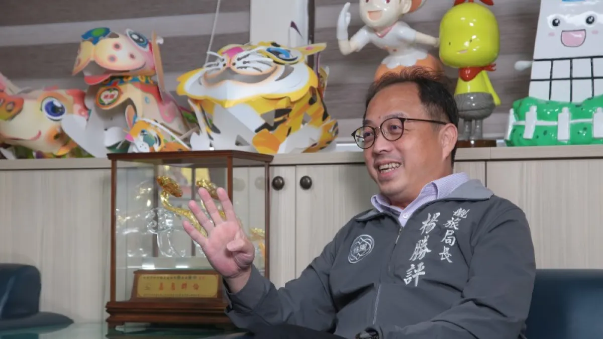 在桃園市觀光旅遊局局長楊勝評的辦公室可以看見八年來重大節慶活動留下來林林總總的紀念物。(資料照,顏麟宇攝)