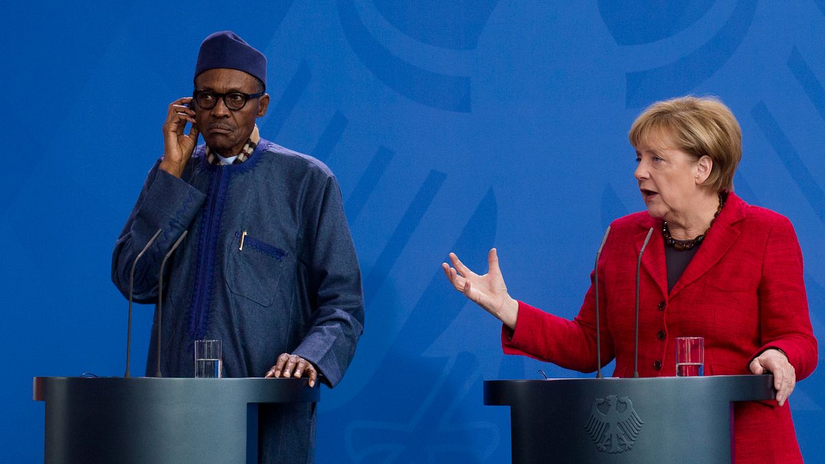 奈及利亞總統布哈里(左)在德國總理梅克爾(右)面前貶低妻子。(美聯社) 奈及利亞總統布哈里(左)在德國總理梅克爾(右)面前貶低妻子。(美聯社)