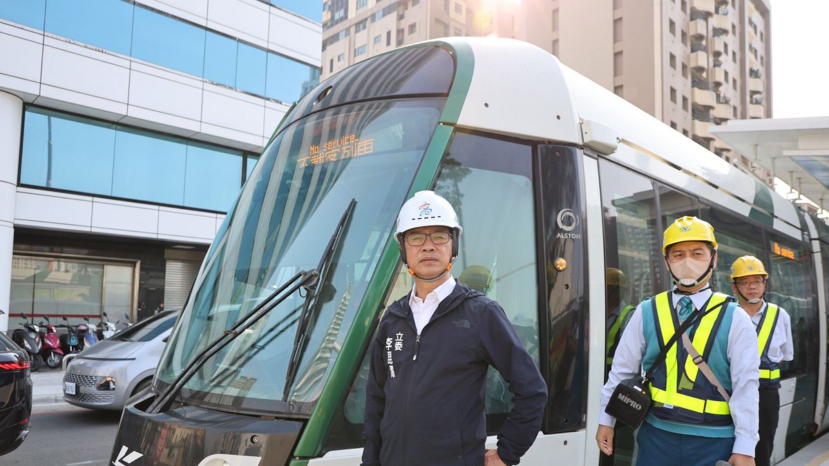 立委李昆澤邀請交通部胡湘麟次長、鐵道局、高雄交通局考察,針對高雄輕軌工程狀況進行現勘。(圖/李昆澤競總提供) 立委李昆澤邀請交通部胡湘麟次長、鐵道局、高雄交通局考察,針對高雄輕軌工程狀況進行現勘。(圖/李昆澤競總提供)