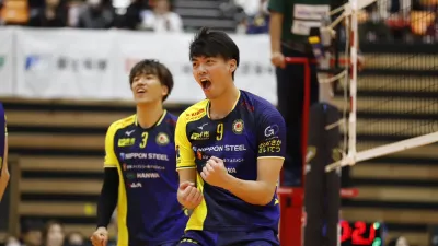 出身台灣的排球選手蔡沛彰(右),今年效力日本SV聯賽的日本製鐵堺Blazers。(日本製鐵堺Blazers提供)