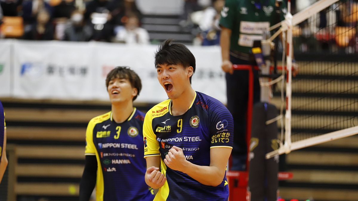 出身台灣的排球選手蔡沛彰(右),今年效力日本SV聯賽的日本製鐵堺Blazers。(日本製鐵堺Blazers提供) 出身台灣的排球選手蔡沛彰(右),今年效力日本SV聯賽的日本製鐵堺Blazers。(日本製鐵堺Blazers提供)