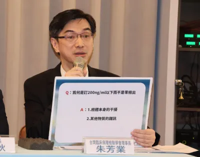 亞東醫院臨床病理科主任朱芳業應邀出席說明家長擔憂數值問題。(圖/李梅瑛攝) 亞東醫院臨床病理科主任朱芳業應邀出席說明家長擔憂數值問題。(圖/李梅瑛攝)