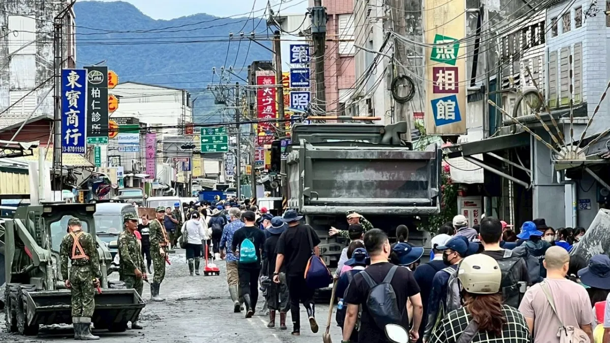 馬太鞍災情發生後,來自全台各地的「鏟子超人」不約而同自發投入救災。(資料照,取自國營臺灣鐵路股份有限公司臉書)