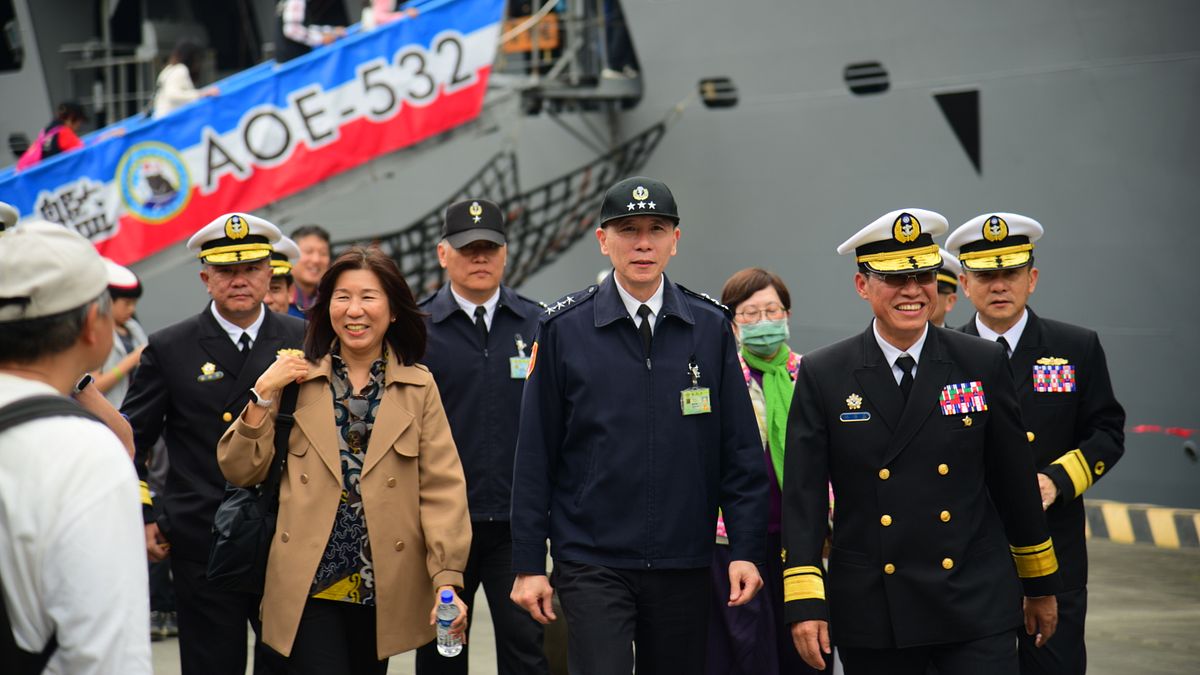 海軍敦睦支隊16日停靠基隆港開放參觀,參謀總長梅家樹(中)低調現身登上磐石艦。(張曜麟攝) 海軍敦睦支隊16日停靠基隆港開放參觀,參謀總長梅家樹(中)低調現身登上磐石艦。(張曜麟攝)