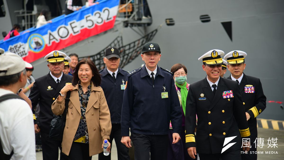 海軍敦睦支隊16日停靠基隆港開放參觀,參謀總長梅家樹(中)低調現身登上磐石艦。(張曜麟攝) 海軍敦睦支隊16日停靠基隆港開放參觀,參謀總長梅家樹(中)低調現身登上磐石艦。(張曜麟攝)