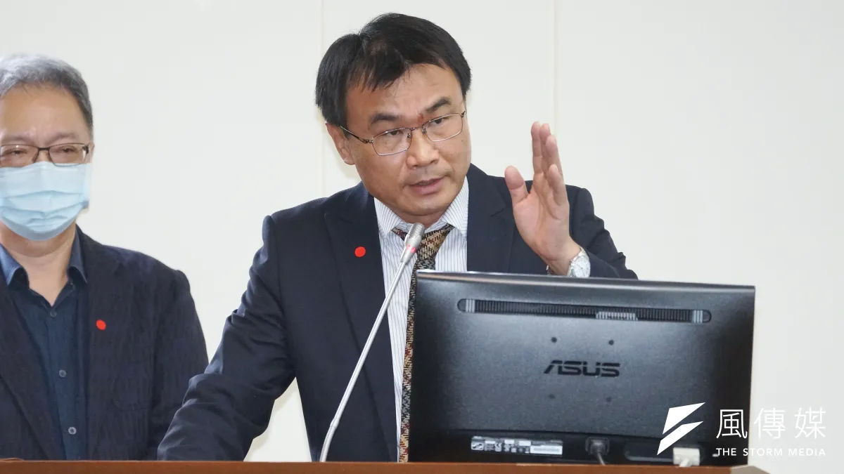 農委會主委陳吉仲立法院備詢,對藍委堅持美豬萊克多巴胺「零檢出」,他直言「不可能,若如此牛排館都要關門了。」(盧逸峰攝)