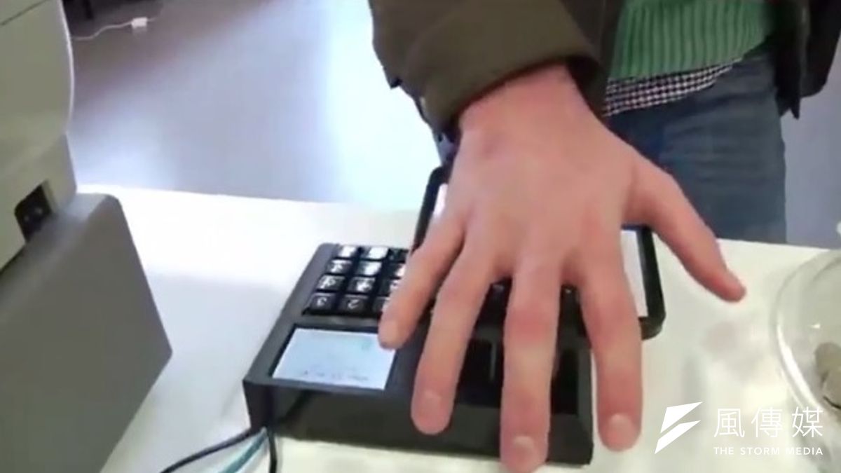 在瑞典數家商店內,掃描掌心血管即可完成付款(取自YouTube) 在瑞典數家商店內,掃描掌心血管即可完成付款(取自YouTube)