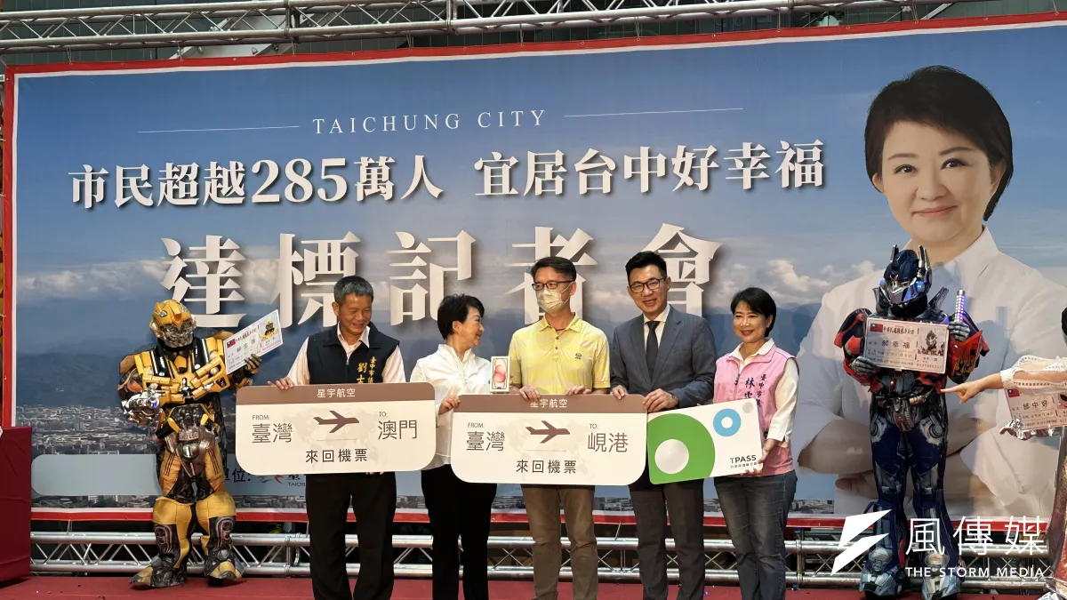 立委市長頒發好禮慶賀第285萬名民眾從彰化縣遷入,他因烏日離老家近,加上三鐵共構交通便利,5年前就在烏日購屋。(圖/王秀禾攝)