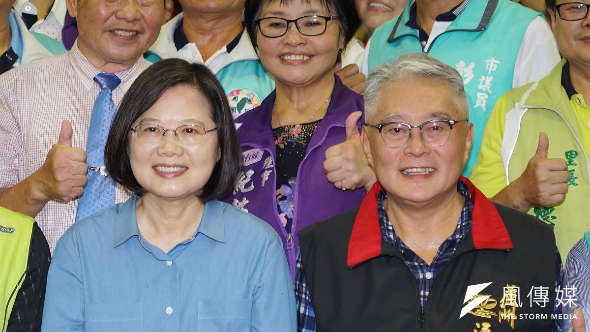 對於身兼國民黨中評委的新北市蘆洲區湧蓮寺主委陳宏昌(右)「罵韓挺英」遭開除黨籍一事,總統蔡英文(左)認為,國民黨可以深思一下陳宏昌說的話。(資料照,盧逸峰攝) 對於身兼國民黨中評委的新北市蘆洲區湧蓮寺主委陳宏昌(右)「罵韓挺英」遭開除黨籍一事,總統蔡英文(左)認為,國民黨可以深思一下陳宏昌說的話。(資料照,盧逸峰攝)