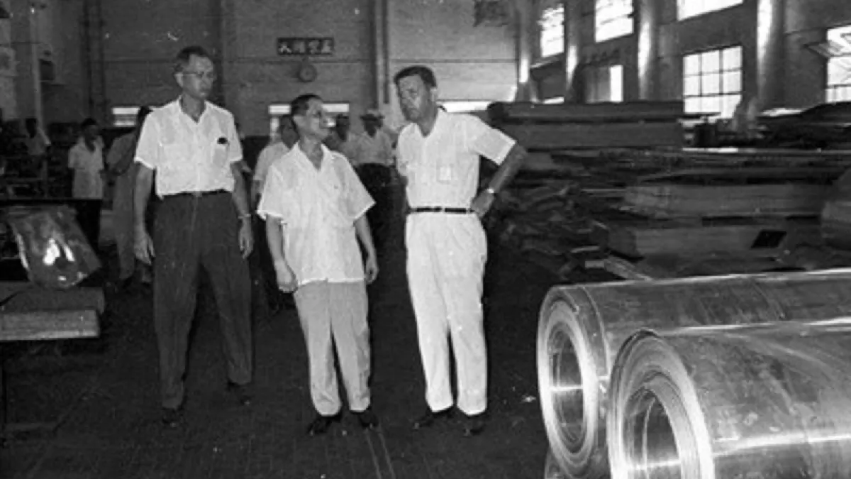 對台灣早期來說,接受「美援」為上一代人的共同記憶。民國51年9月26日,美援公署長柏森士及副署長尹仲容。(資料來源:高雄市立歷史博物館,登錄號:KH2002.015.308)
