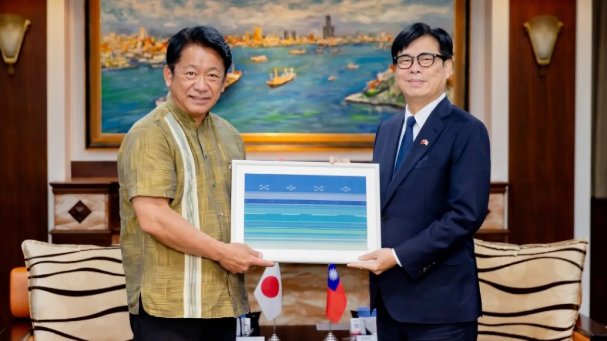 石垣市長中山義隆贈送市長陳其邁「八重山綿狹織」,象徵兩市情誼「天長地久、直到永遠」。(圖/高市觀光局提供)