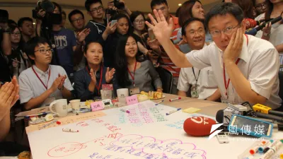 台北市長柯文哲出席大學生公民咖啡館活動,要學生接受高房價是自由市場的結果。(葉信菉攝)