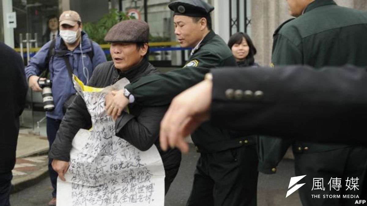 2012年在上海一個法院外,一名上訪者被保安帶離。(BBC中文網) 2012年在上海一個法院外,一名上訪者被保安帶離。(BBC中文網)