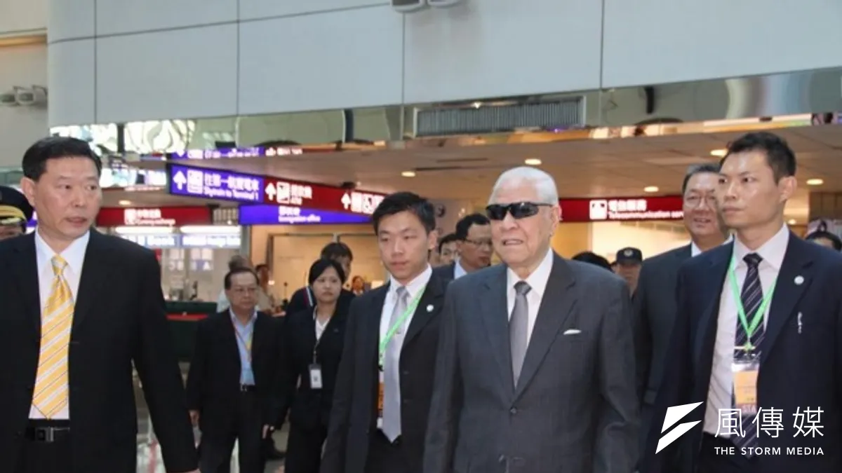 高齡近92歲的總統李登輝前總統,上午在夫人曾文惠、女兒李安娜、李安妮陪同下,展開7日的日本參訪行程。(顏振凱攝) 高齡近92歲的總統李登輝前總統,上午在夫人曾文惠、女兒李安娜、李安妮陪同下,展開7日的日本參訪行程。(顏振凱攝)