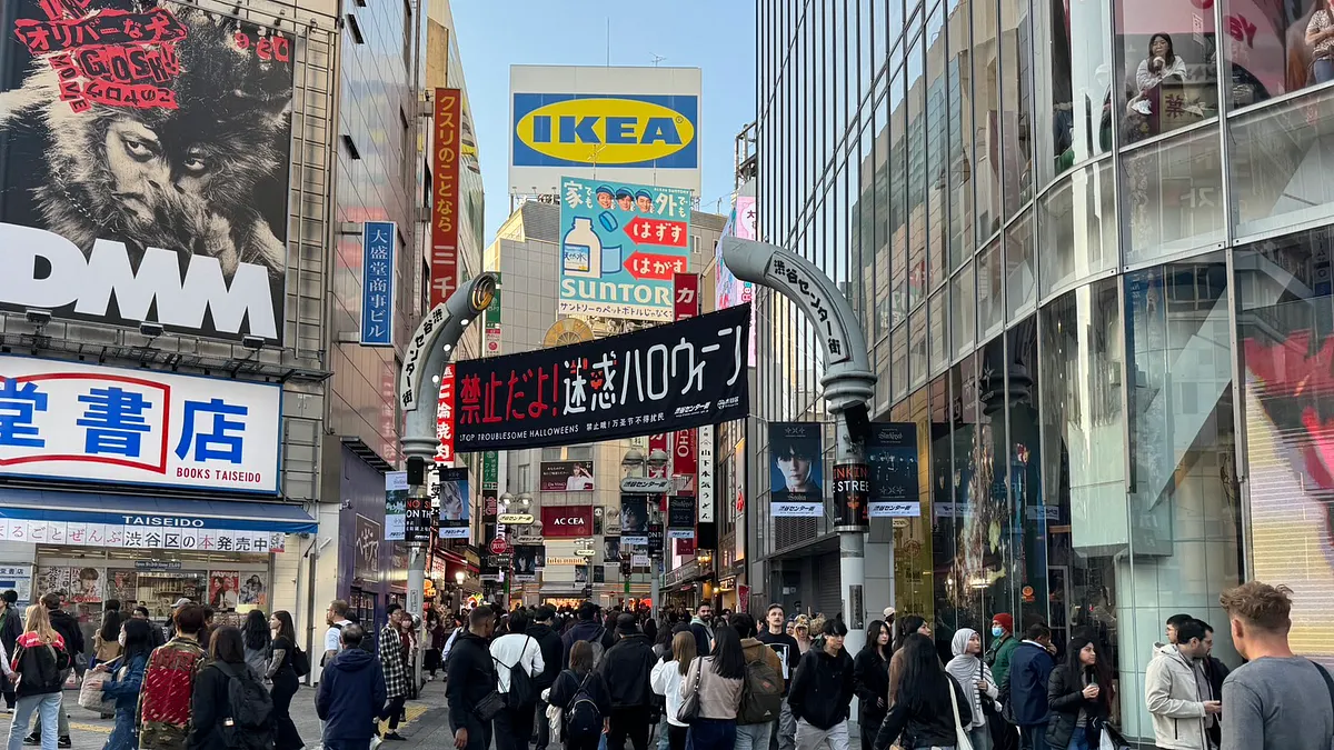 渋谷駅前のハチ公像が封鎖され、厳戒態勢に入った渋谷。区は「迷惑ハロウィーン禁止」を掲げ、路上飲酒やごみのポイ捨て防止のため警備を強化している。封鎖は11月1日朝まで続く予定。(写真/黃信維撮影) 渋谷駅前のハチ公像が封鎖され、厳戒態勢に入った渋谷。区は「迷惑ハロウィーン禁止」を掲げ、路上飲酒やごみのポイ捨て防止のため警備を強化している。封鎖は11月1日朝まで続く予定。(写真/黃信維撮影)