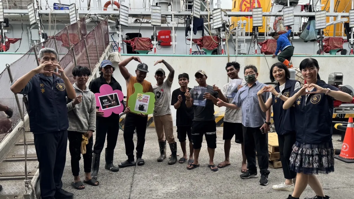 高雄市警察局與漁民服務中心響應「藍心行動」,漁工人權「亮」起來。(圖/高雄市政府警察局提供)