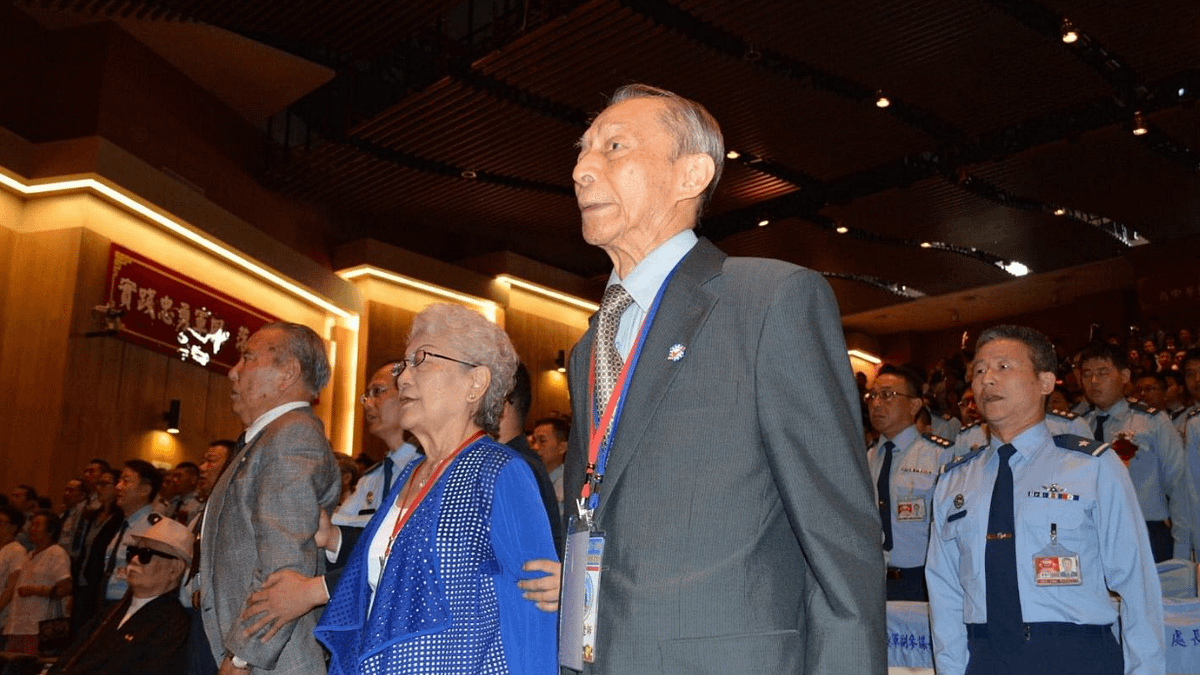 2017年8月,陳炳靖獲邀返回台灣,與他的同學陳鴻銓夫婦還有廣大空軍現役官兵一起高唱中華民國空軍軍歌,場面極為感人。(許劍虹提供) 2017年8月,陳炳靖獲邀返回台灣,與他的同學陳鴻銓夫婦還有廣大空軍現役官兵一起高唱中華民國空軍軍歌,場面極為感人。(許劍虹提供)