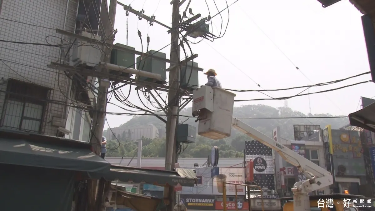 怨電桿地下化牛步 士林仁勇里長當面求助柯文哲 怨電桿地下化牛步 士林仁勇里長當面求助柯文哲