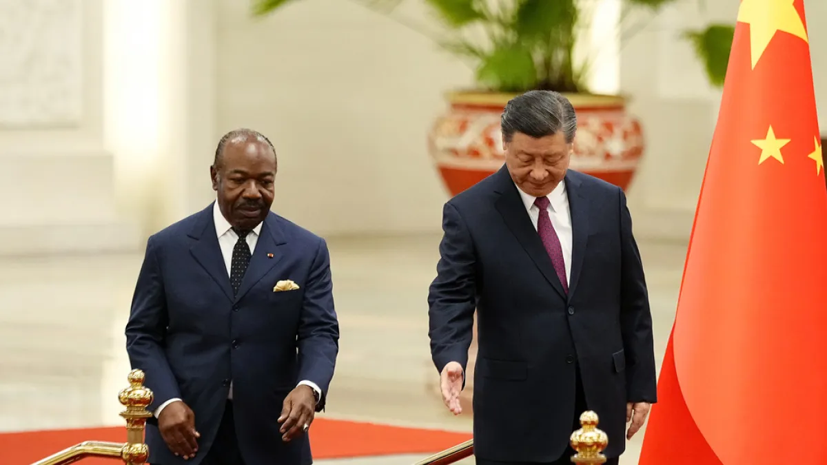 2023年4月19日,中國國家主席習近平與訪華的時任加彭總統邦戈。(美聯社)