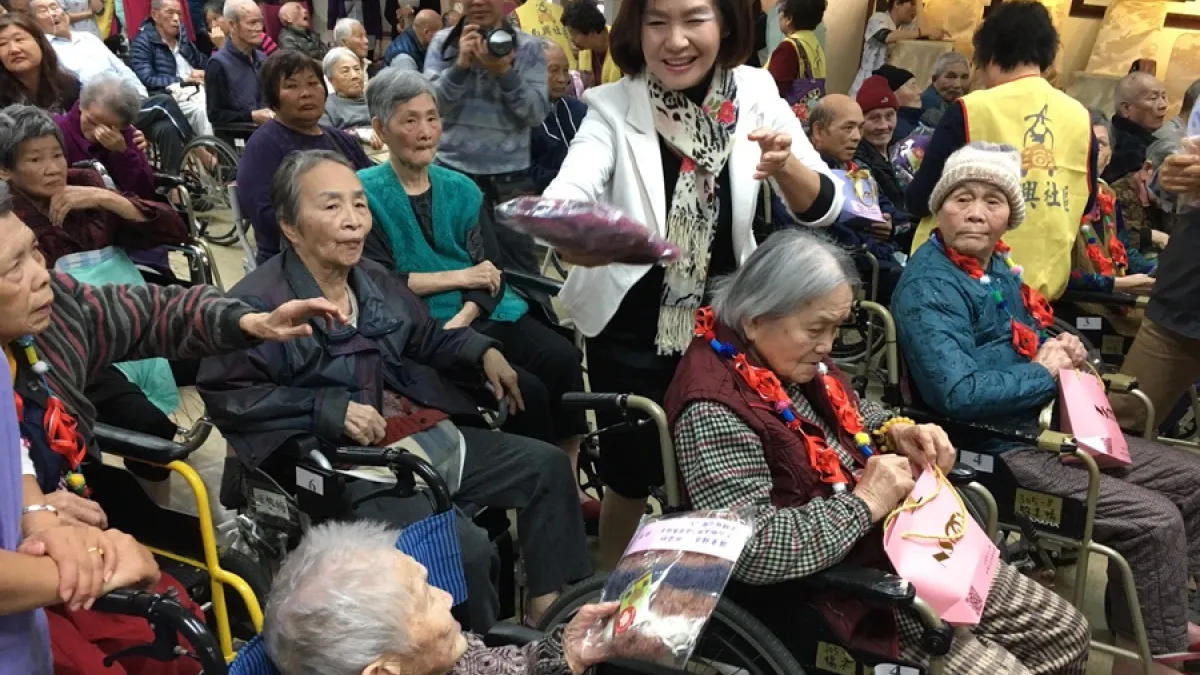 羅東養護所歲末聯歡 長者獲贈毛線帽
