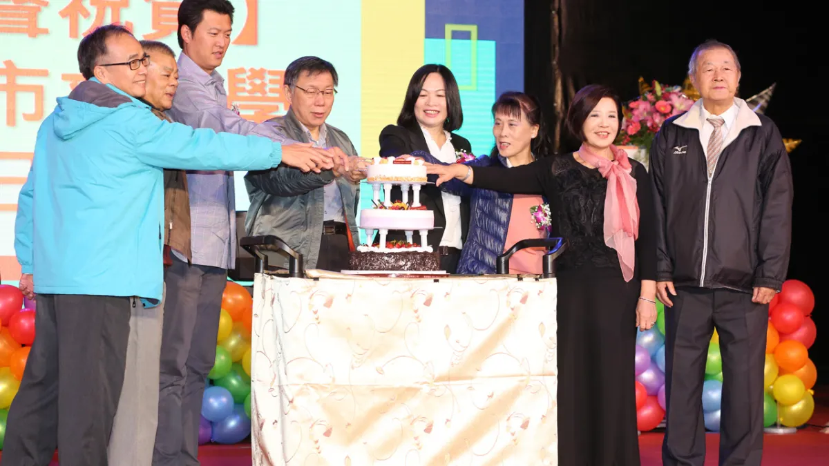 台北市長柯文哲今(9)日上午出席台北市立大學106年度校慶暨北體50周年慶祝活動,除柯文哲親自到場祝賀之外,台灣之光的旅美投手王建民也和全校師生一同慶賀。(柯文哲IG)
