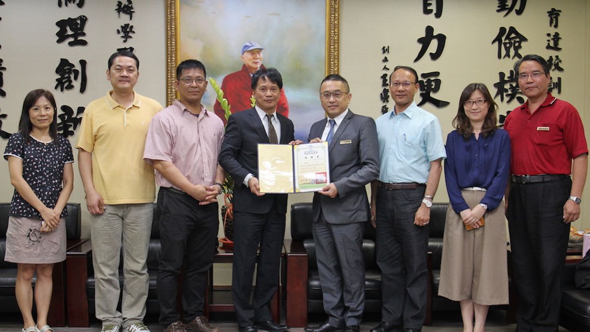 黃榮鵬校長(右4)與德村志成教授(左4)、主任秘書龍清勇(右3)、學務長胡英麟(右1)與休管系合照。(圖/育達科大提供) 黃榮鵬校長(右4)與德村志成教授(左4)、主任秘書龍清勇(右3)、學務長胡英麟(右1)與休管系合照。(圖/育達科大提供)