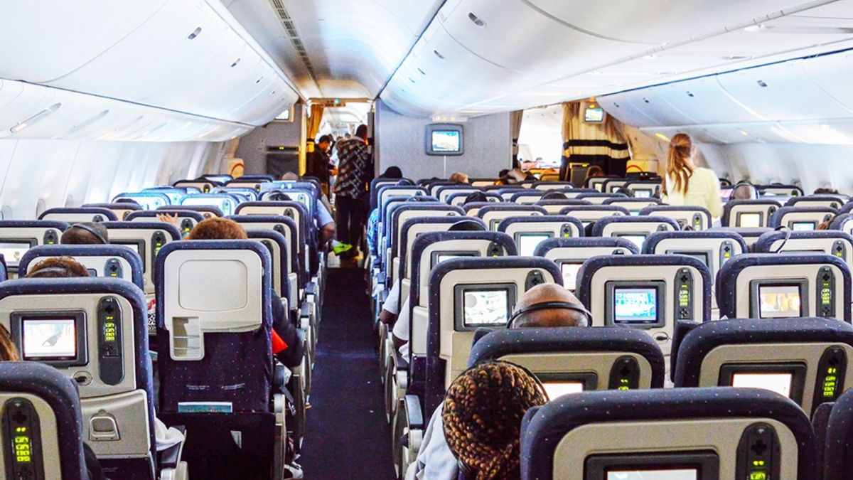 她的丈夫帶著五歲的女兒就站在旁邊,一個當媽媽的人竟然可以如此爆粗口,實在令人難以相信...(示意圖,非事發機艙/Maxime@flickr) 她的丈夫帶著五歲的女兒就站在旁邊,一個當媽媽的人竟然可以如此爆粗口,實在令人難以相信...(示意圖,非事發機艙/Maxime@flickr)