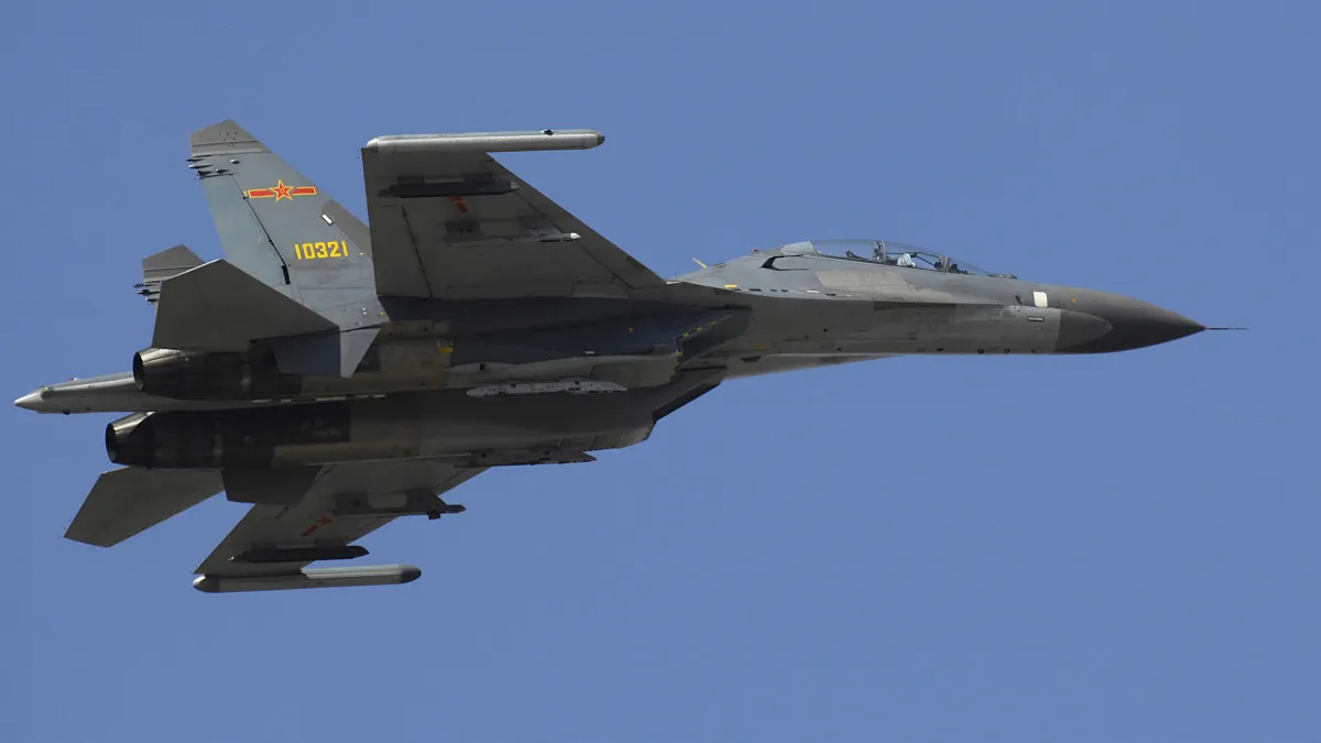 共軍2架殲11戰機上月31日下午越過台灣海峽中線,昨日又派遣3架軍機穿越宮古海峽。民進黨發言人李問今(2)日發聲譴責,並呼籲台灣人民不應對中國抱有一絲友善的幻想。(資料照,取自維基百科)