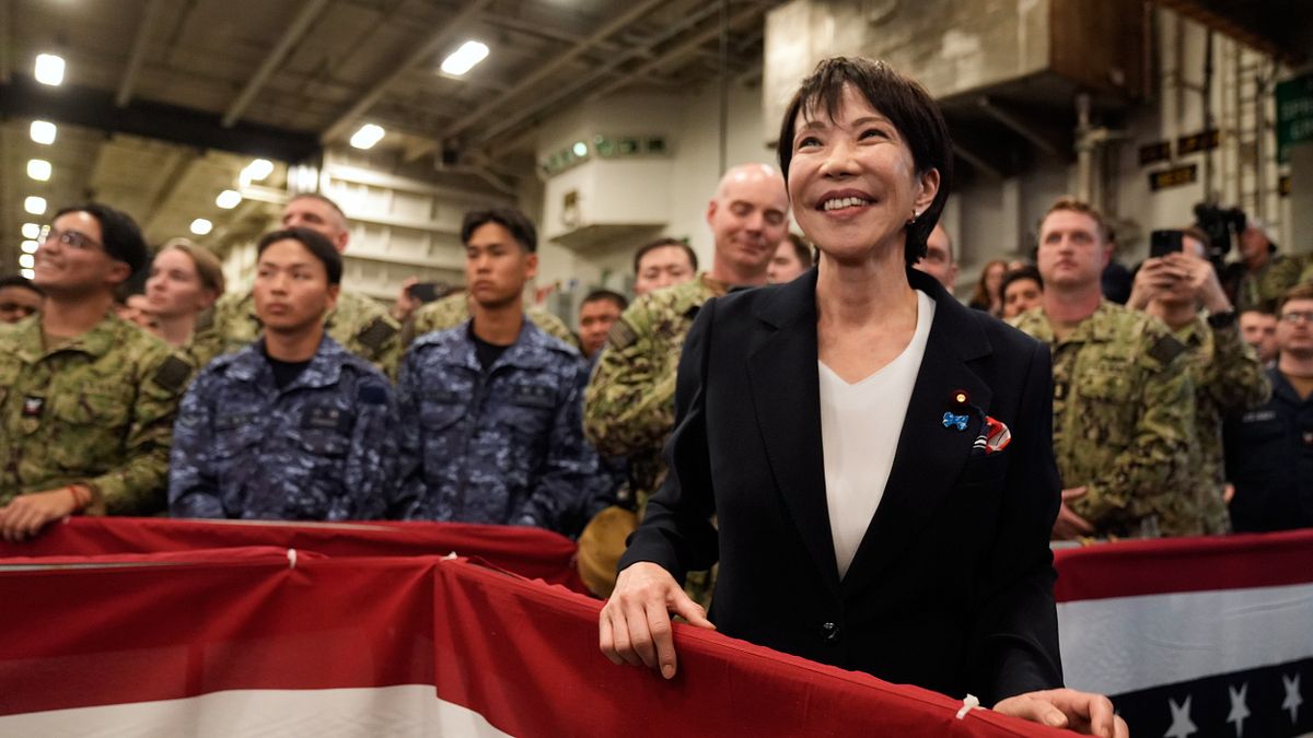 2025年10月28日、神奈川県横須賀基地の空母「ジョージ・ワシントン」上で、駐日米軍に向けたトランプ米大統領の演説を傍聴する高市早苗首相。(AP通信) 2025年10月28日、神奈川県横須賀基地の空母「ジョージ・ワシントン」上で、駐日米軍に向けたトランプ米大統領の演説を傍聴する高市早苗首相。(AP通信)