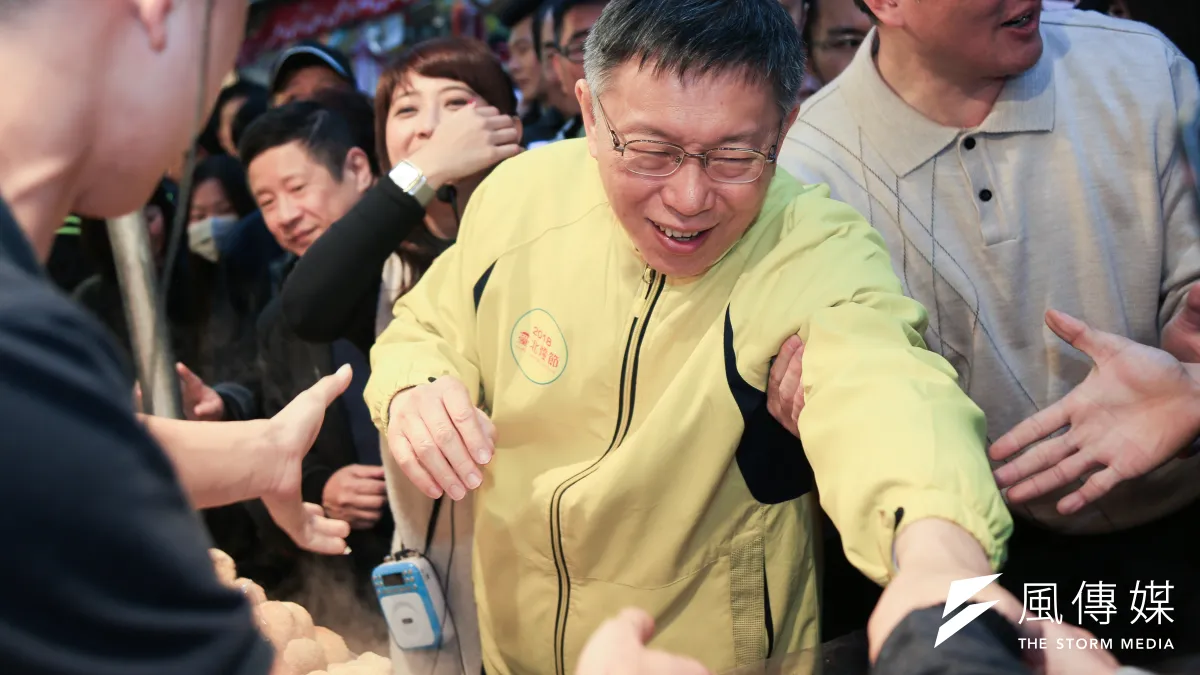 台北市長柯文哲至迪化街掃街。(簡必丞攝)