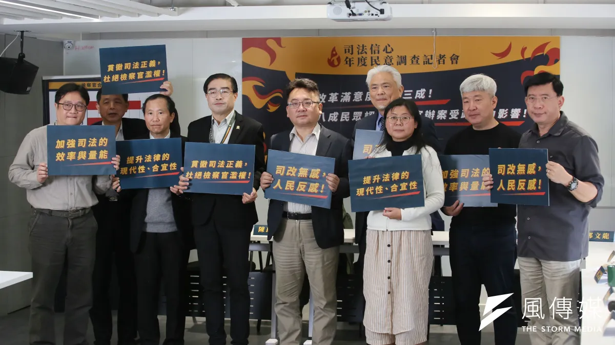 台灣公民人權聯盟籌備處2日舉行司法信心年度民意調查記者會,籌備處代表兼報告人陳為祥(右四)等人出席發言。(柯承惠攝)