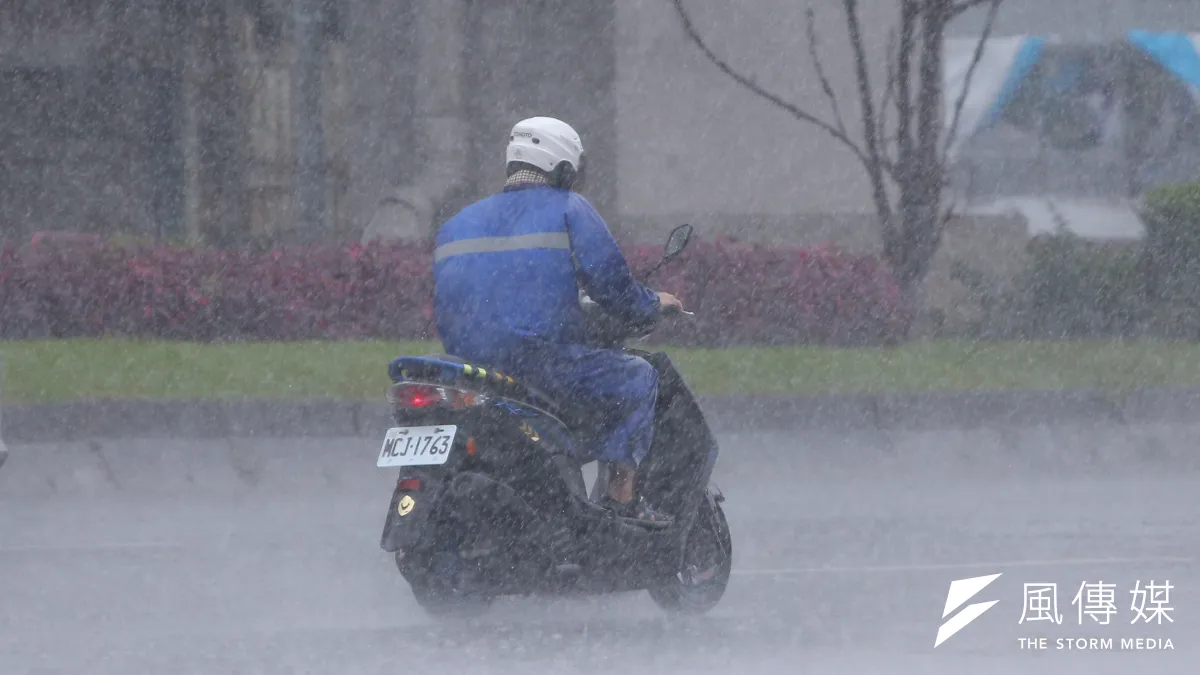 中央氣象局表示,今(5)日受颱風外圍環流影響,易有短延時強降雨,中南部地區可能會有局部大雨或豪雨發生。(圖/資料照)