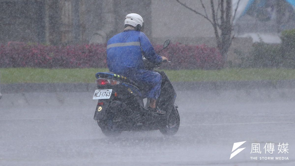 中央氣象局表示,今(5)日受颱風外圍環流影響,易有短延時強降雨,中南部地區可能會有局部大雨或豪雨發生。(圖/資料照) 中央氣象局表示,今(5)日受颱風外圍環流影響,易有短延時強降雨,中南部地區可能會有局部大雨或豪雨發生。(圖/資料照)