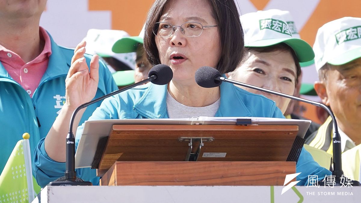 台灣民意基金會25日公布最新民調,總統蔡英文(見圖)施政獲5成6的民眾贊同,僅3成6的人不贊同,贊同的人比不贊同的人多近20個百分點。(資料照,盧逸峰攝) 台灣民意基金會25日公布最新民調,總統蔡英文(見圖)施政獲5成6的民眾贊同,僅3成6的人不贊同,贊同的人比不贊同的人多近20個百分點。(資料照,盧逸峰攝)