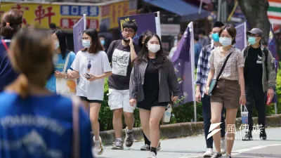 黃高彬醫師認為,大量確診的現象最晚約在6月底,7月後案例就有望明顯減少。(資料照/盧逸峰攝)