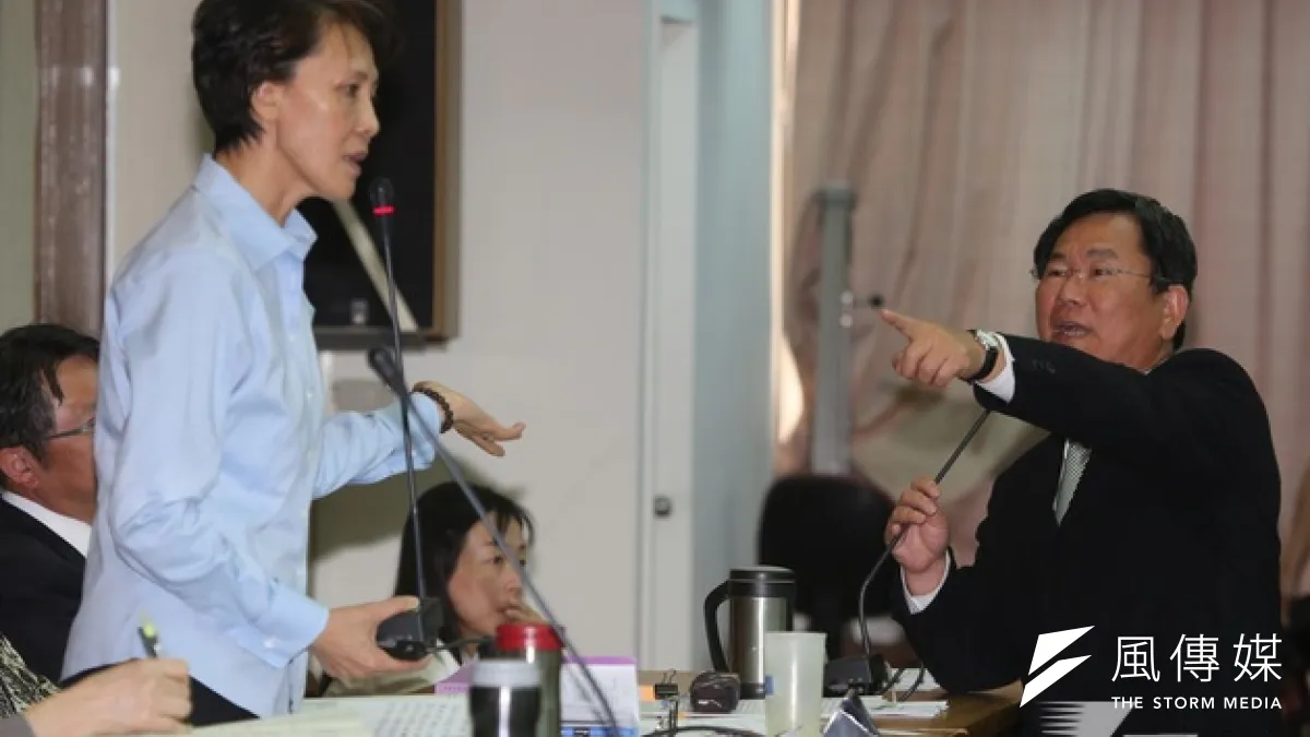 立法院經濟委員會28日審理自經區條例,會議持續空轉,立委黃昭順(左)與陳明文互相叫罵。(余志偉攝)