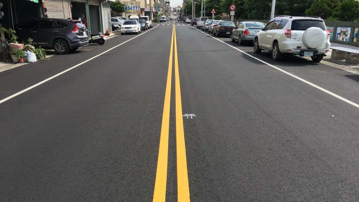 台中市府建設局透過路平將大甲區裕德路整平。(圖/台中市政府提供)