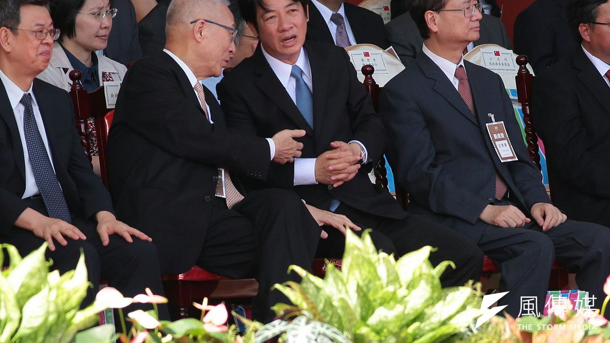 對於行政院長賴清德要「約」國民黨主席吳敦義,許多網友想起與賴清德「私交甚篤」的謝龍介,紛紛表示「龍介QQ」、「別跟龍介搶好嗎」。(顏麟宇攝) 對於行政院長賴清德要「約」國民黨主席吳敦義,許多網友想起與賴清德「私交甚篤」的謝龍介,紛紛表示「龍介QQ」、「別跟龍介搶好嗎」。(顏麟宇攝)