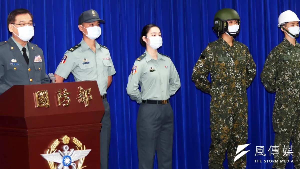 陸軍持續針對各式服裝機能、材質進行研改。國防部16日上午召開記者會,介紹18項經理品(材)質、規格提升等研改成果。左為軍便服,右為專用服裝。(蘇仲泓攝)