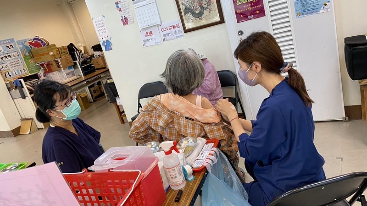 新冠疫情進入流行期!上周增25例本土重症、5例死亡 疾管署:剩45萬劑疫苗快打