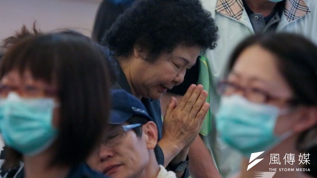 高雄災民前往市議會圍堵陳菊抗議,陳菊在報告時表示,「我們做得不好、做得不夠」,會深刻檢討改進。圖為陳菊悼念氣爆罹難者。(資料照,余志偉攝) 高雄災民前往市議會圍堵陳菊抗議,陳菊在報告時表示,「我們做得不好、做得不夠」,會深刻檢討改進。圖為陳菊悼念氣爆罹難者。(資料照,余志偉攝)