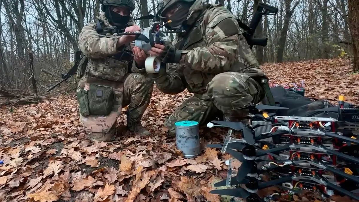 2025年11月28日。俄羅斯軍人在烏克蘭一處未公開的地點將炸藥連接到無人機上。(Russian Defense Ministry Press Service via AP)