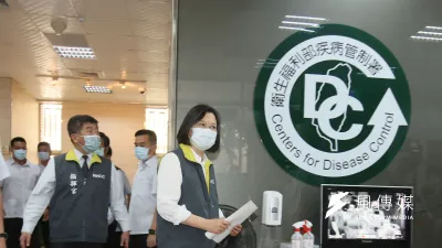 並非總統蔡英文(右)帶領國安團隊、整合行政資源一起來對抗這個全球百年少見的危機,而只看到蔡總統單線領導陳時中(左一)。(柯承惠攝)