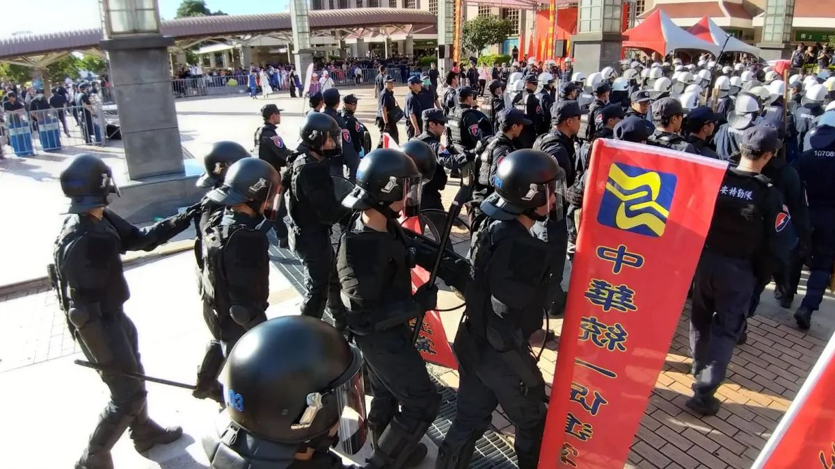 統促黨今(1)天以「慶祝光輝十月廟會民俗活動」為由,在台北車站南2門前廣場舉辦集會遊行,在場警力有備而來,完成法定舉牌次數後予以驅散,展現強勢執法作為。(台北市警局提供)