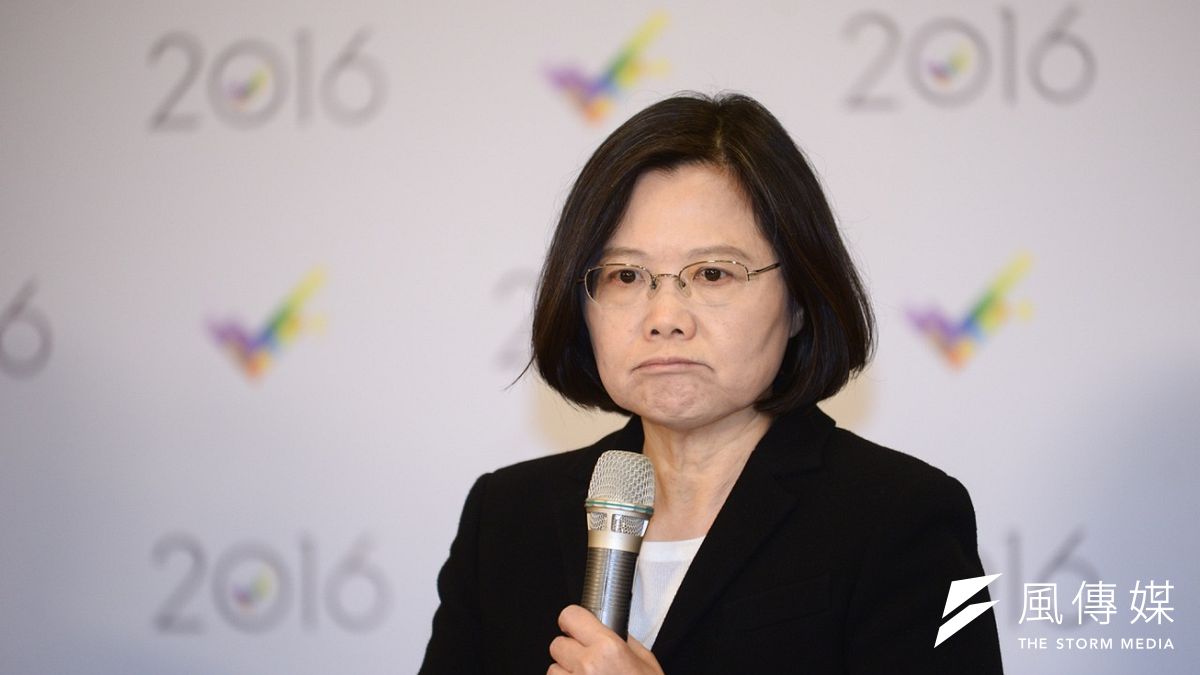 第2場總統辯論會會後記者會,民進黨總統候選人蔡英文(左)指控新竹萬人餐會可能賄選,朱立倫要多費心神好好解釋。(林俊耀攝) 第2場總統辯論會會後記者會,民進黨總統候選人蔡英文(左)指控新竹萬人餐會可能賄選,朱立倫要多費心神好好解釋。(林俊耀攝)