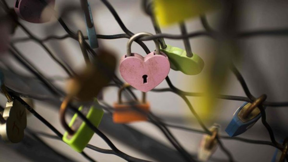 一對年輕香港情侶同遊台灣,原本要歡度情人節,男方卻將女方殺害並裝在粉紅色行李箱中棄屍。(BBC中文網) 一對年輕香港情侶同遊台灣,原本要歡度情人節,男方卻將女方殺害並裝在粉紅色行李箱中棄屍。(BBC中文網)