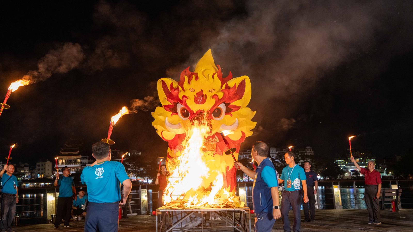 左營萬年季50萬人潮創熱潮!火獅燒化升天祈福 5天民俗盛會圓滿落幕