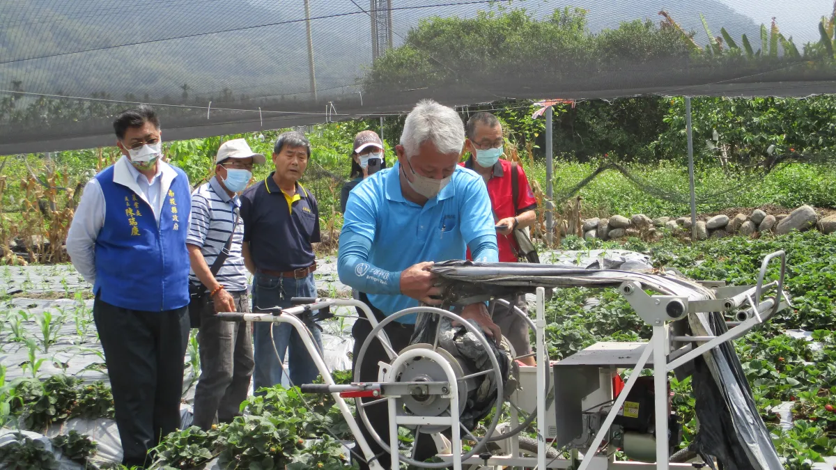鼓勵農友優先採用可回收再利用材質的塑膠膜,南投縣府農業處編列經費補助購置農膜回收機-單人操作農膜回收機示範。(圖/南投縣政府)