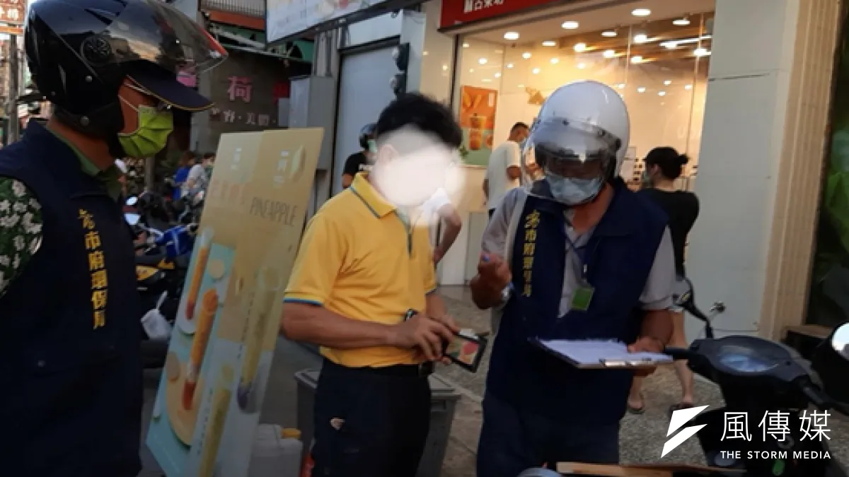 環保局於各行政區配合垃圾車清運路線,展開大規模稽查,嚴格執行「不戴口罩拒收垃圾」,並針對未戴口罩民眾以違反傳染病防治法予以舉發。(圖/徐炳文攝)